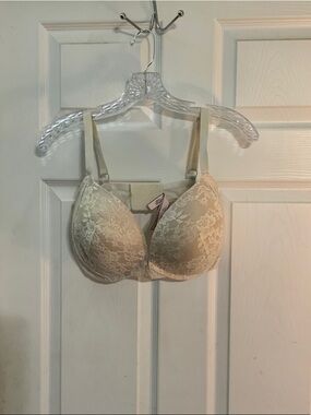 Victoria's Secret Lace T-Shirt Bra in Cream